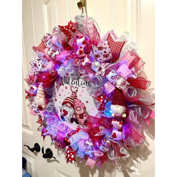 XL Handmade Valentine’s Gnome Hearts Ribbon Prelit Wreath 26 ins LED - Picture 2 of 12